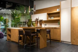 Nowoczesny salon z zieloną ścianą i roślinami w aranżacji biophilic design