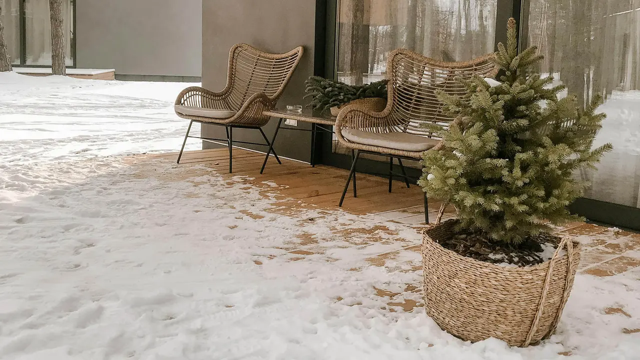 Profesjonalny montaż desek tarasowych z zachowaniem odstępów dylatacyjnych na drewnianym tarasie