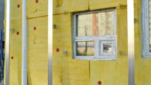 Izolacja termiczna ścian zewnętrznych w trakcie montażu na domu jednorodzinnym