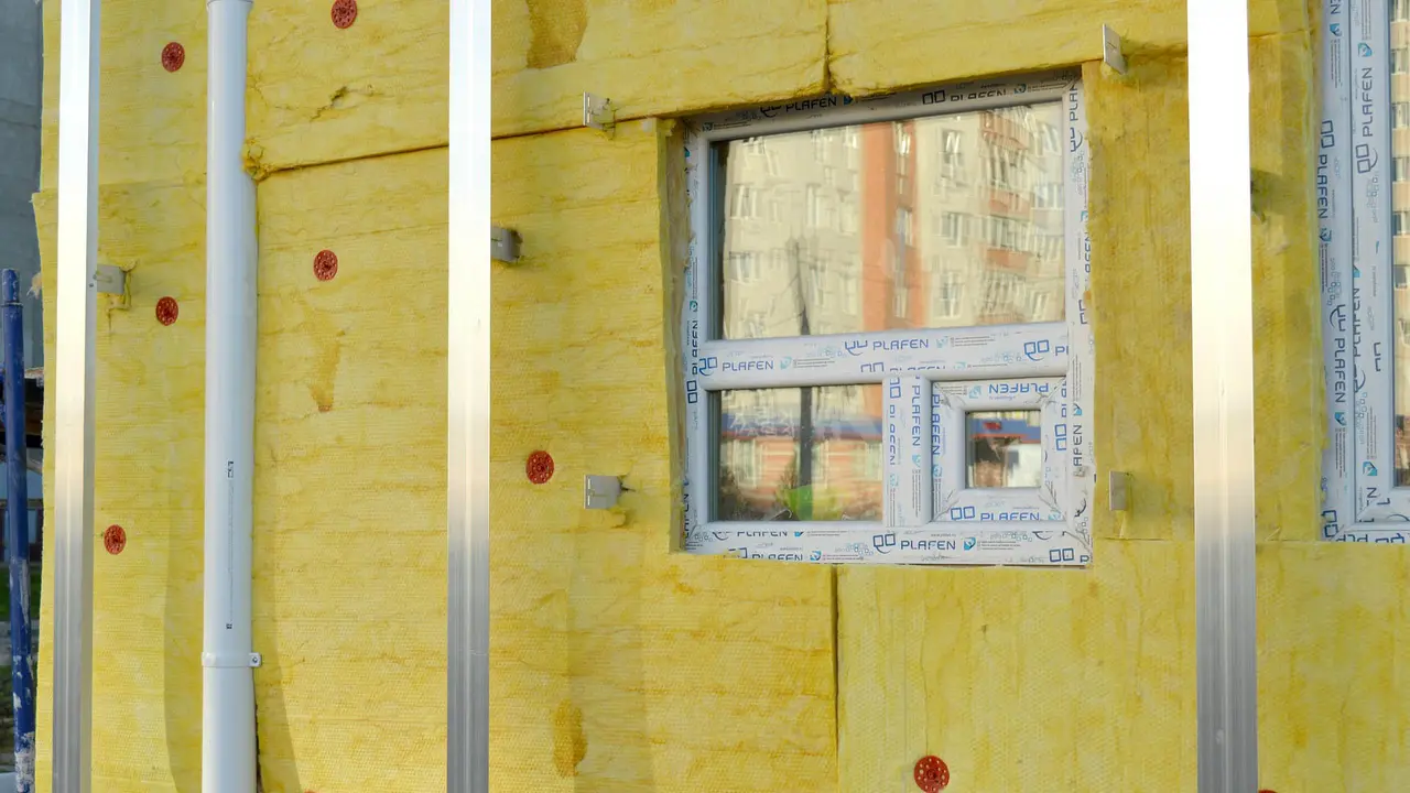 Izolacja termiczna ścian zewnętrznych w trakcie montażu na domu jednorodzinnym